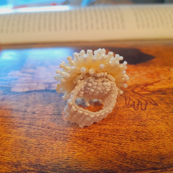 Mother Of Pearl Tone Cream Starburst Cluster Stretchy Ring - Picture 4 of 16